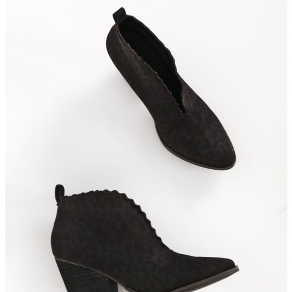 Matisse adalyn black leopard bootie ruffled scalloped ankle boot sz 6 - Picture 3 of 6